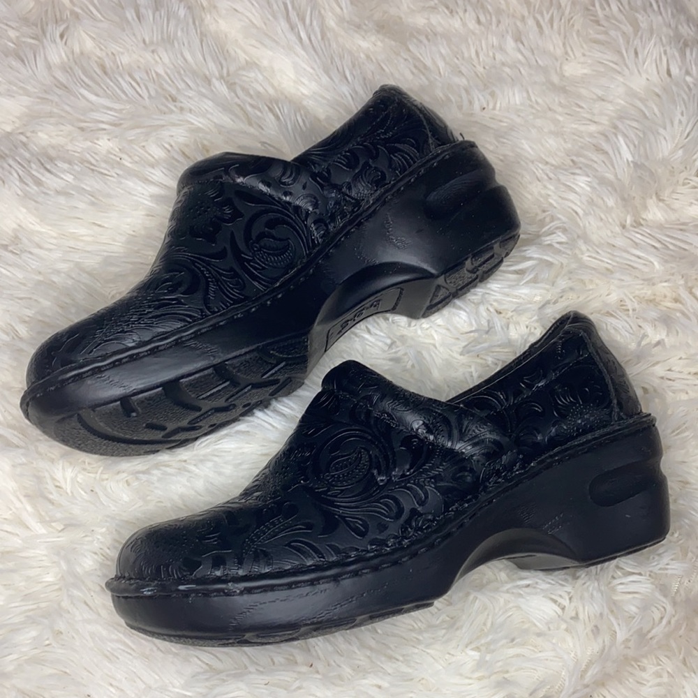 BOC Black Leather Floral Embossed Slip On Wedged Clogs Size 7.5 - Picture 2 of 9